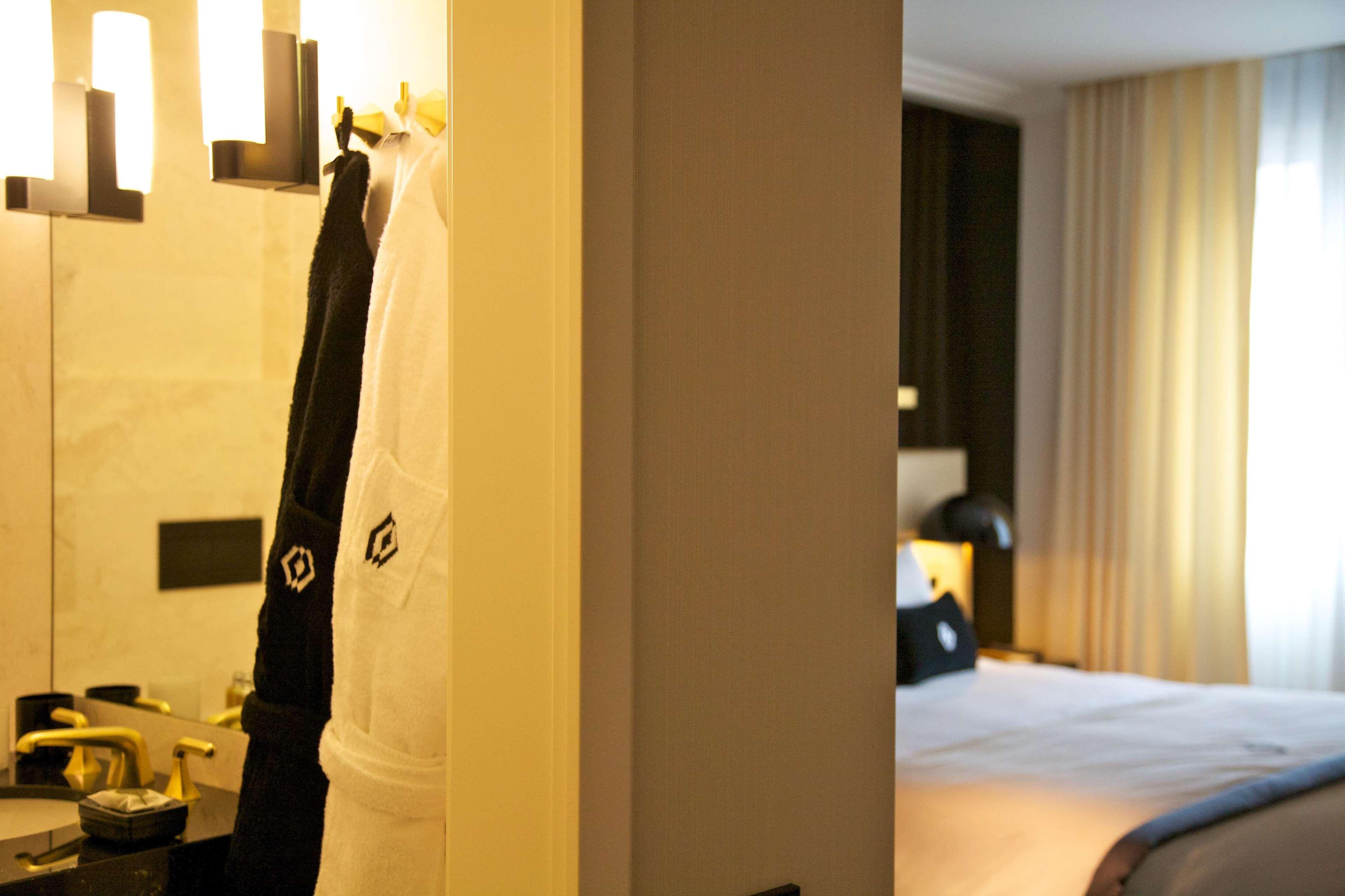 Altis Avenida Hotel Lisboa Екстериор снимка A bathrobe hanging on a wall