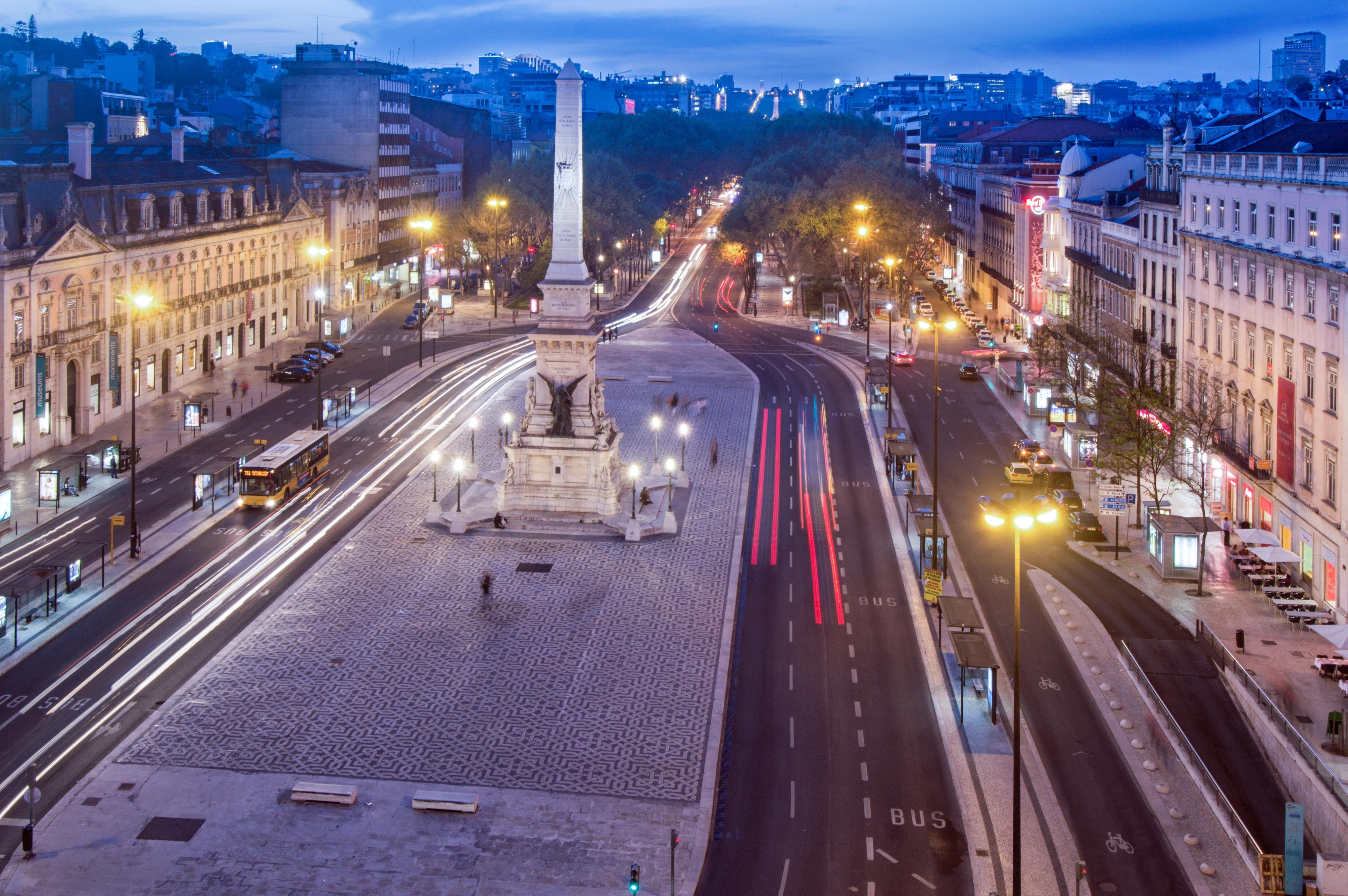 Altis Avenida Hotel Lisboa Екстериор снимка The Avenue des Gobelins, with the Nelson Column in the background