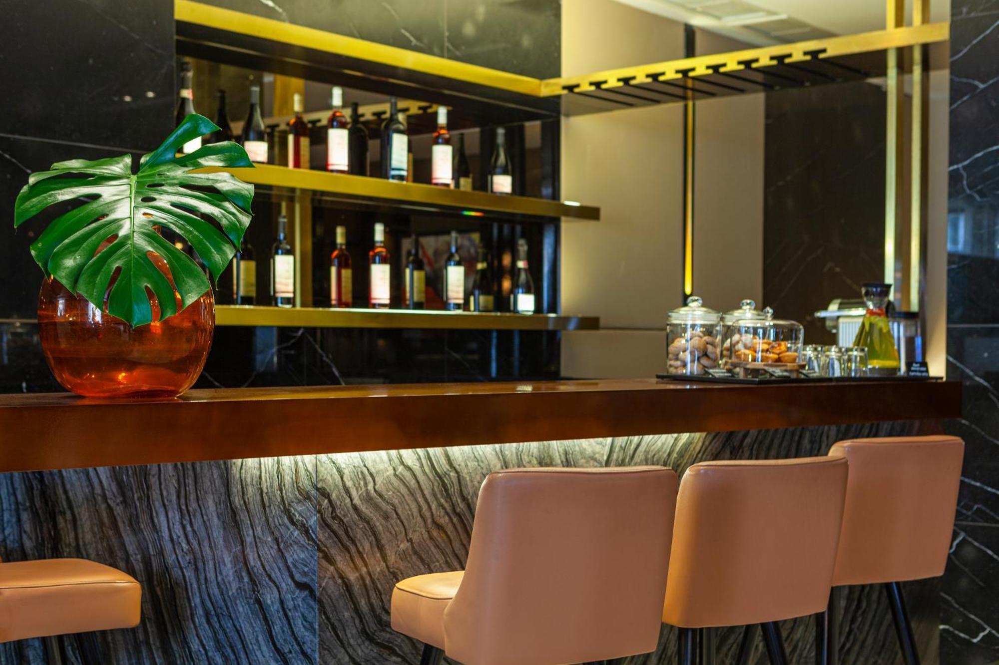 Altis Avenida Hotel Lisboa Екстериор снимка The bar at the hotel